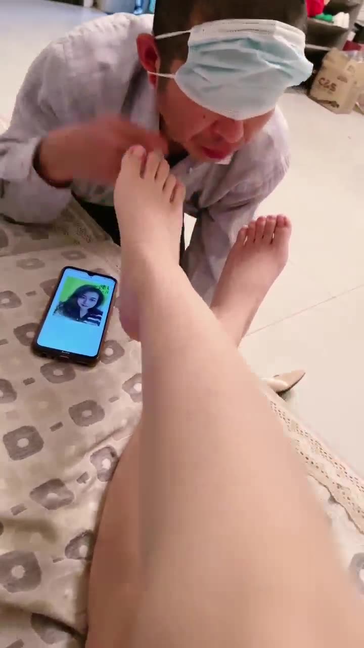 罗宾 穿他老婆的鞋 等他老婆回家