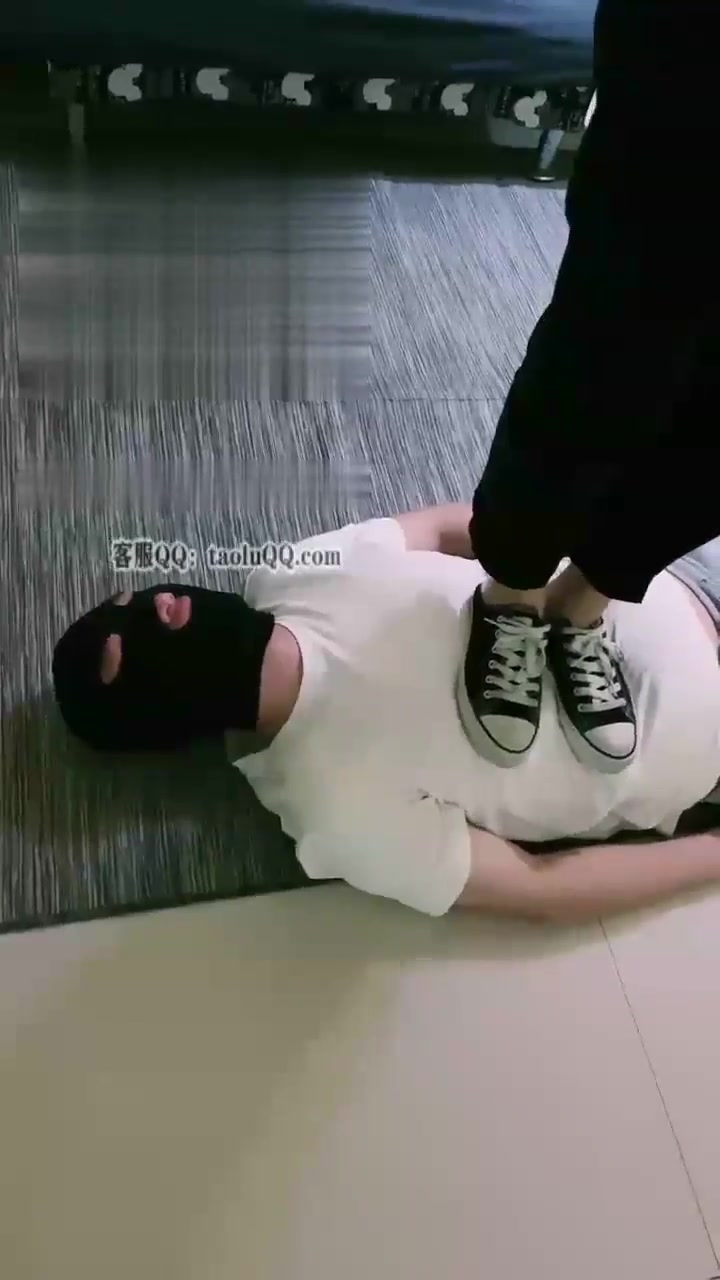 陌初 调教 深喉 踩踏 再加上耳光