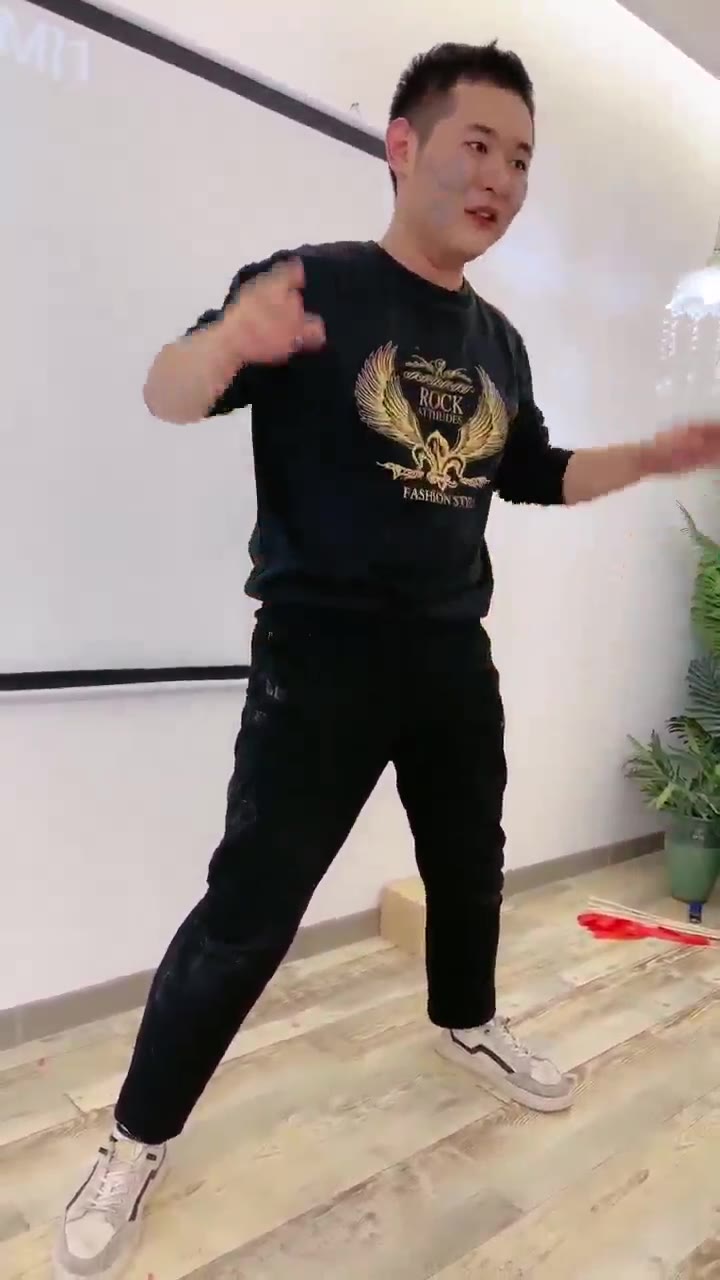 鑫儿 贱货舔到了4只玉足 陶醉的不行了