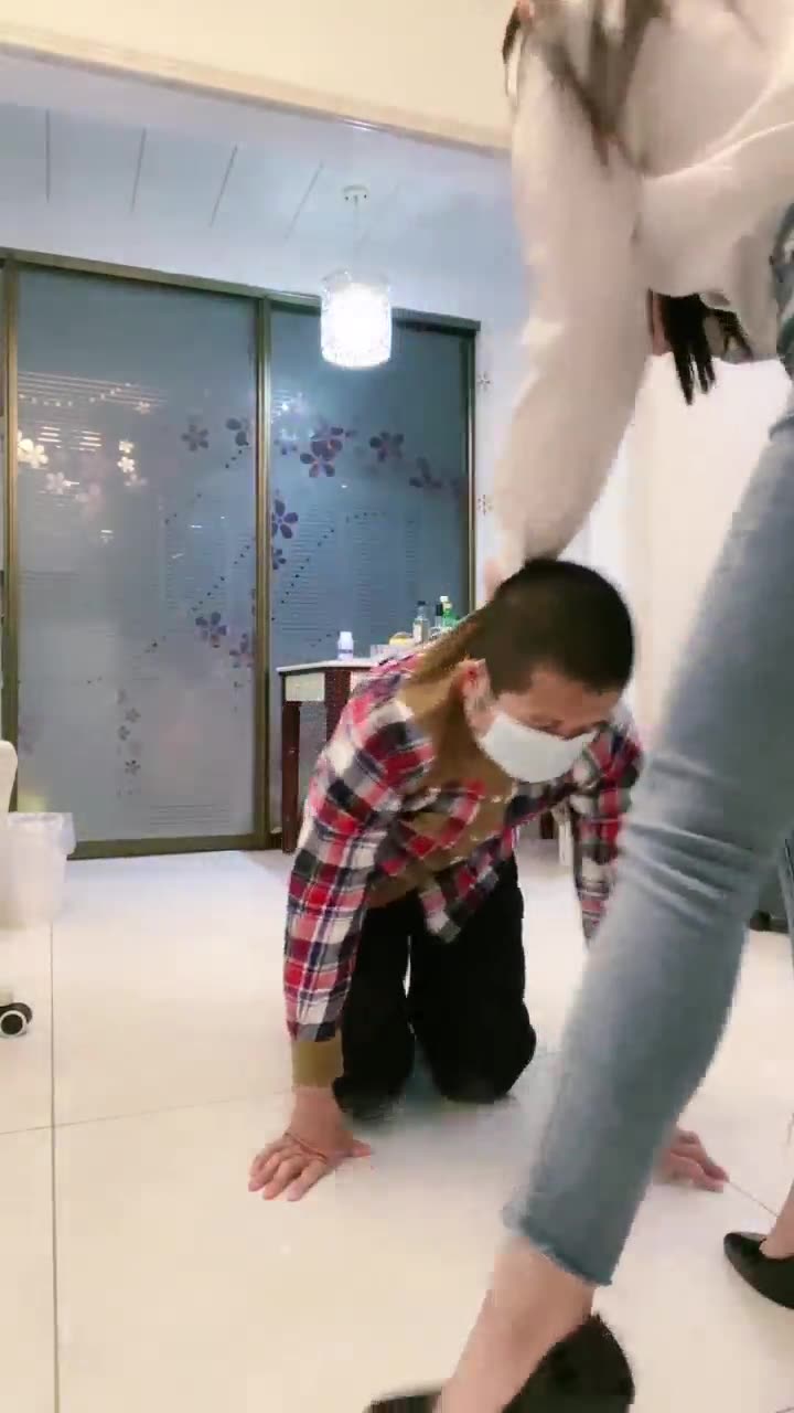 罗宾 剧情 调教老奴 在家里等他孩子下班