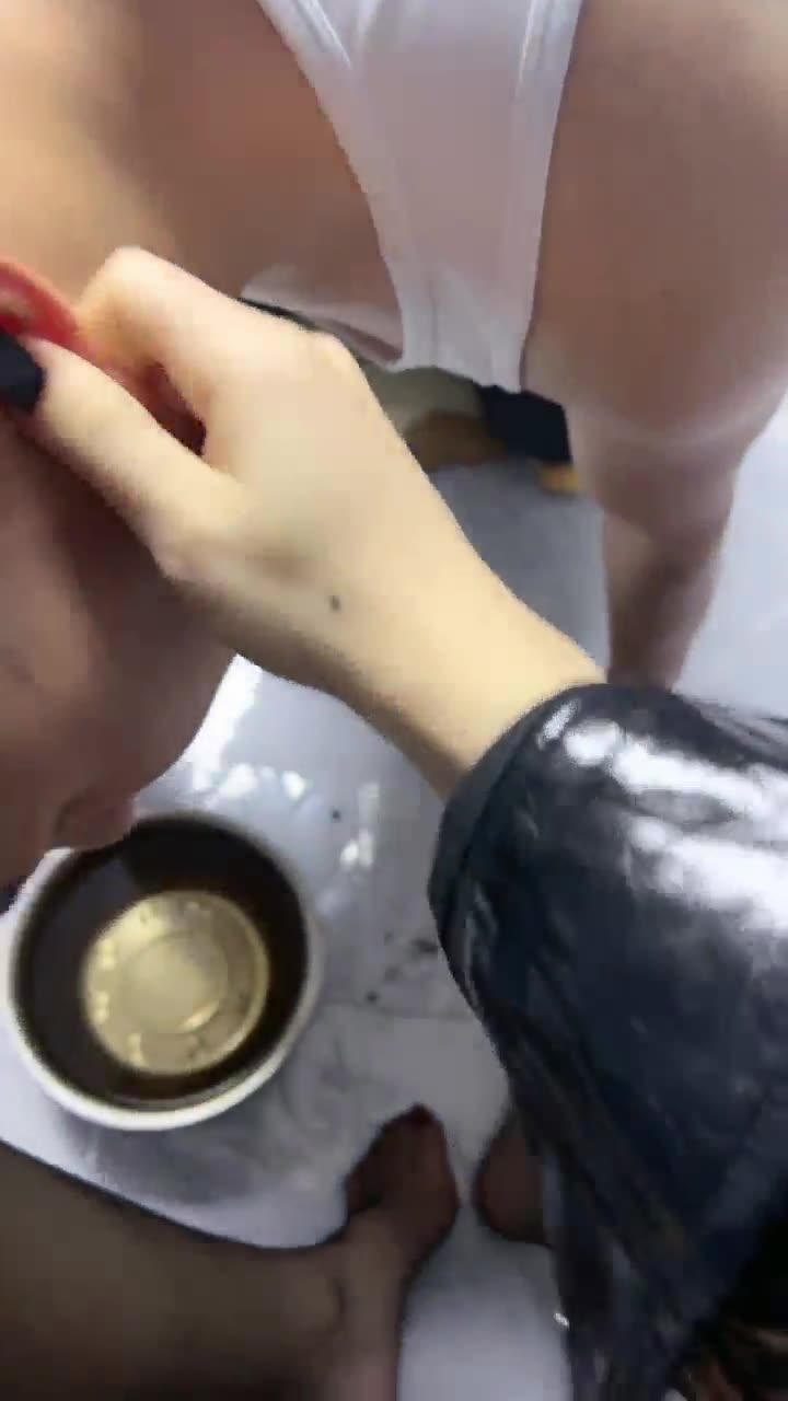 川野尤娜 调教 捧着女王的丝袜脚 喝水吃饭