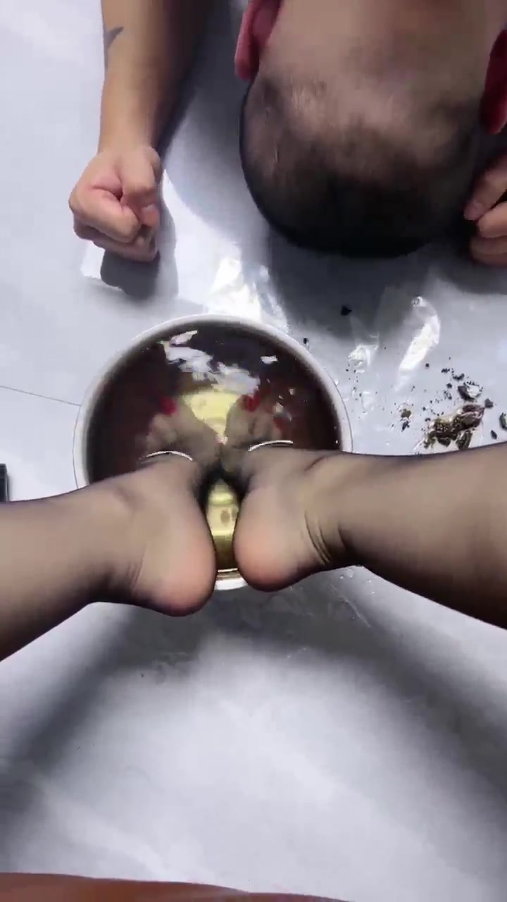 川野尤娜 调教 捧着女王的丝袜脚 喝水吃饭