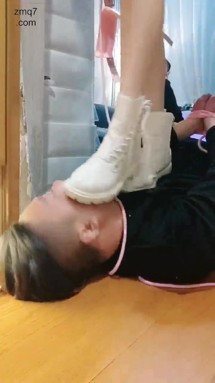 丫丫 踢裆 踩踏大学生