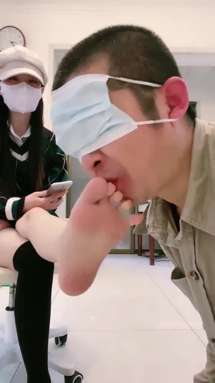 罗宾 老头儿媳妇起了疑心 打视频电话差点发现我