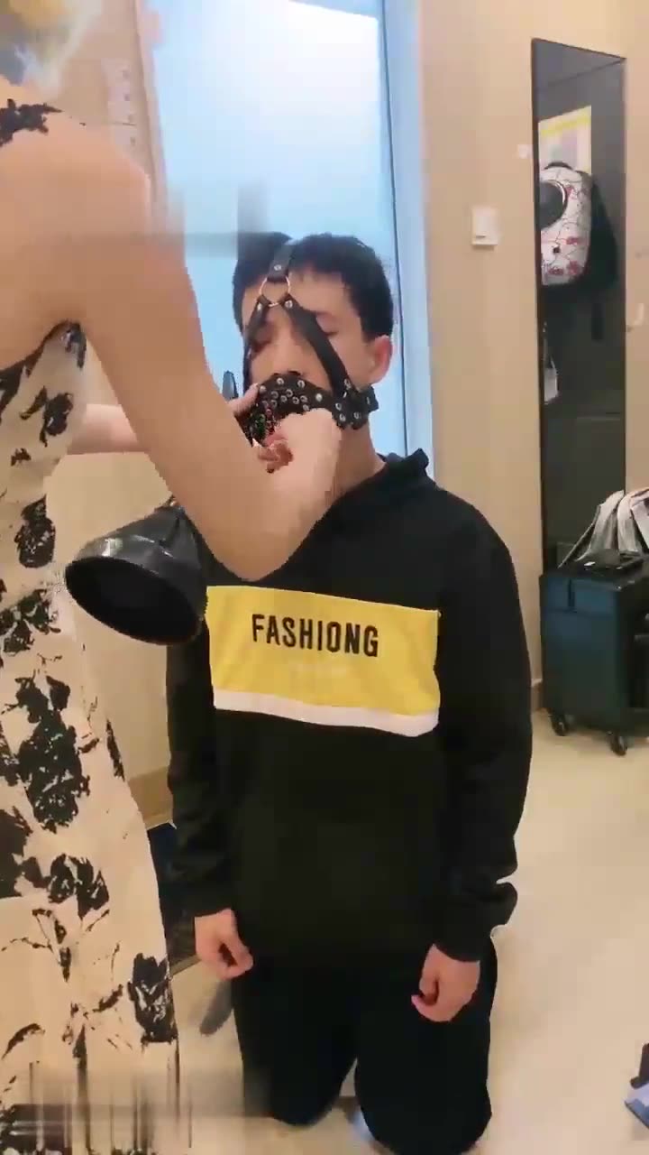 骨精精 踩手踩脸骑马