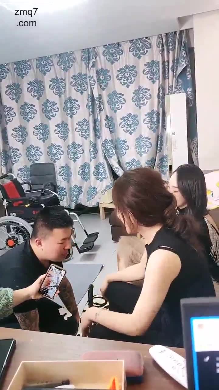 小顽皮嘻嘻 首次调教 脚奴伺候我