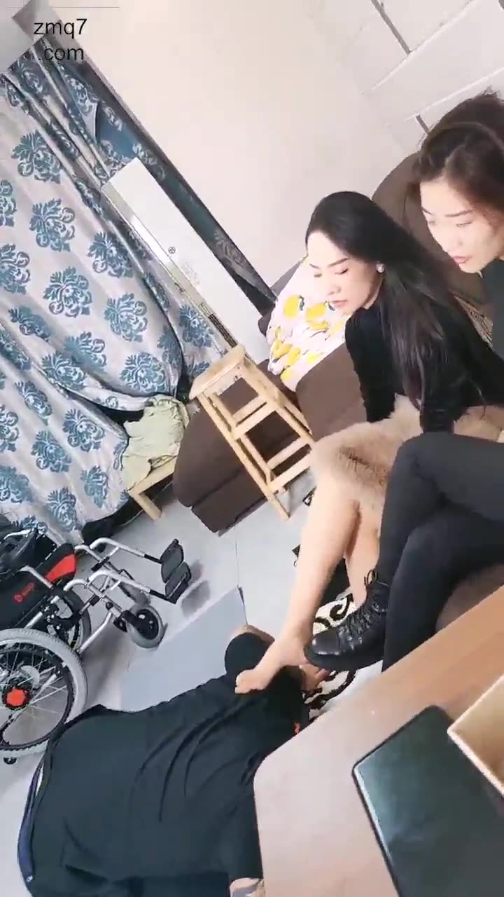 小顽皮嘻嘻 首次调教 脚奴伺候我