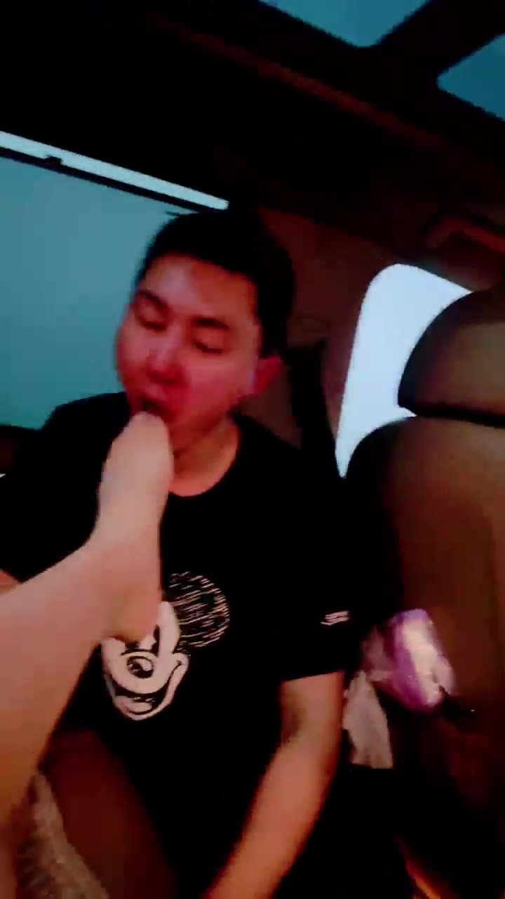 莫妮卡 车库里开发一个贱货