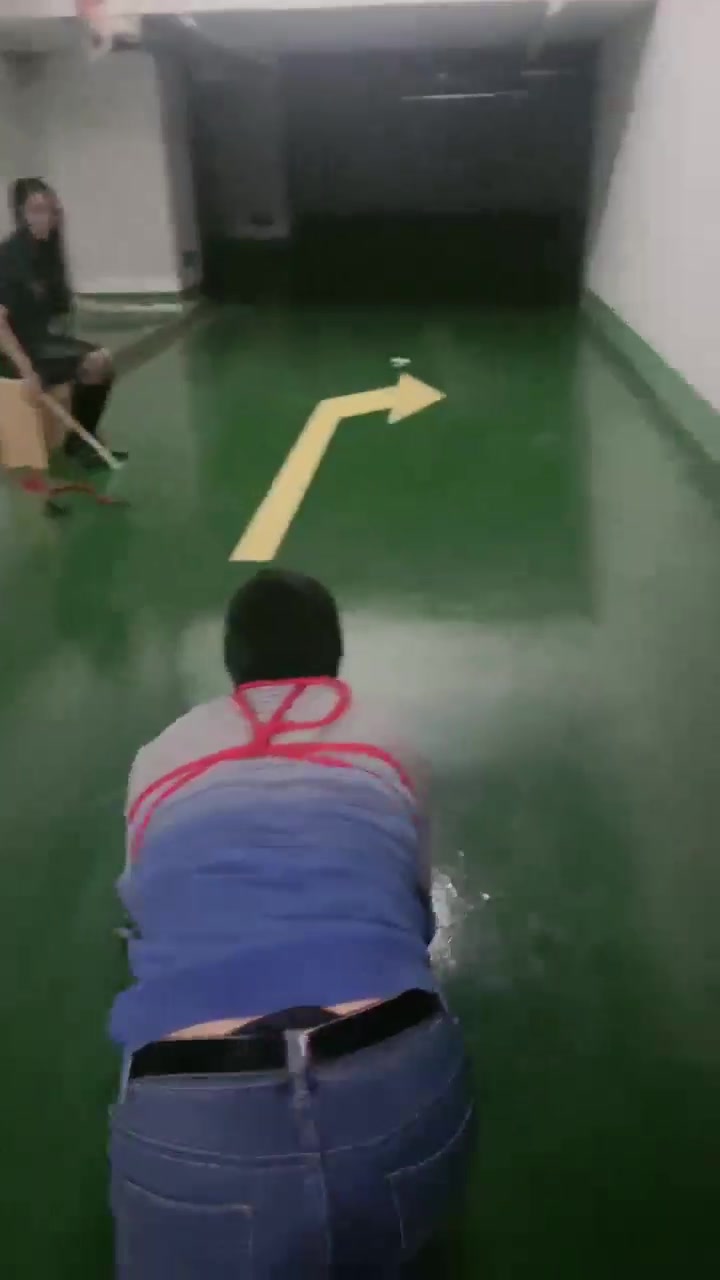 小祖宗 户外调教 停车场里狠狠惩罚猥琐男