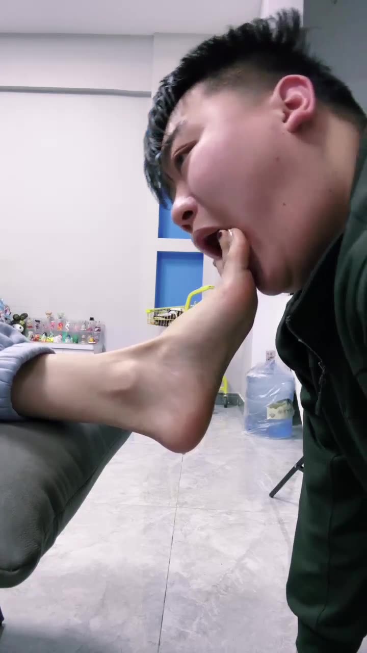 牙乖乖 强制重度脚深喉 直到嗓子眼