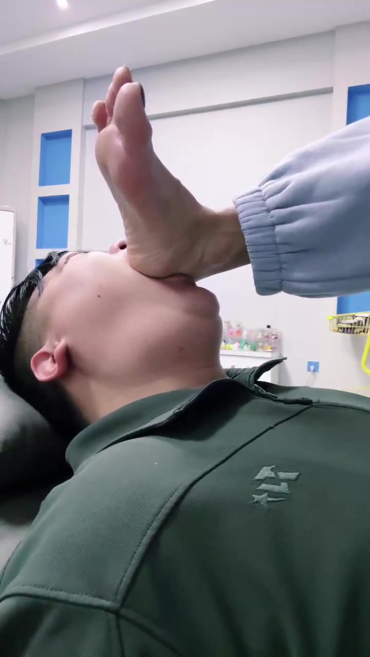 牙乖乖 强制重度脚深喉 直到嗓子眼