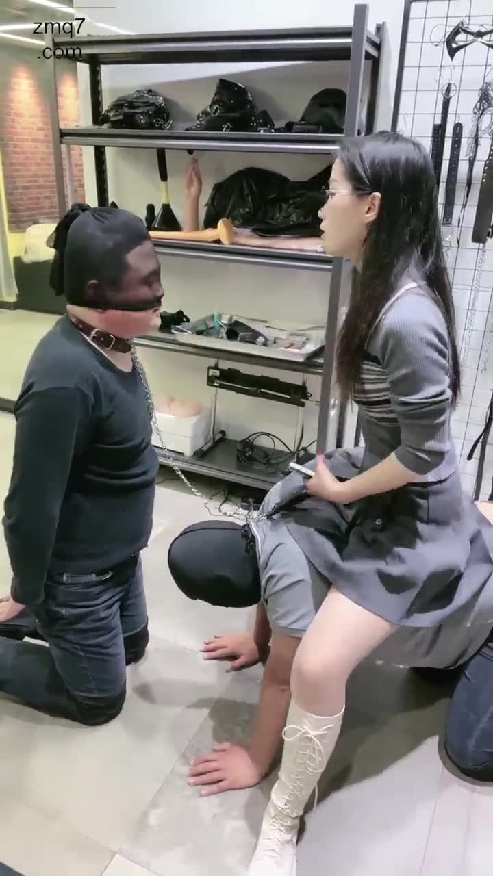 晚晚 玩两个奴 鞭打 踩踏 舔脚