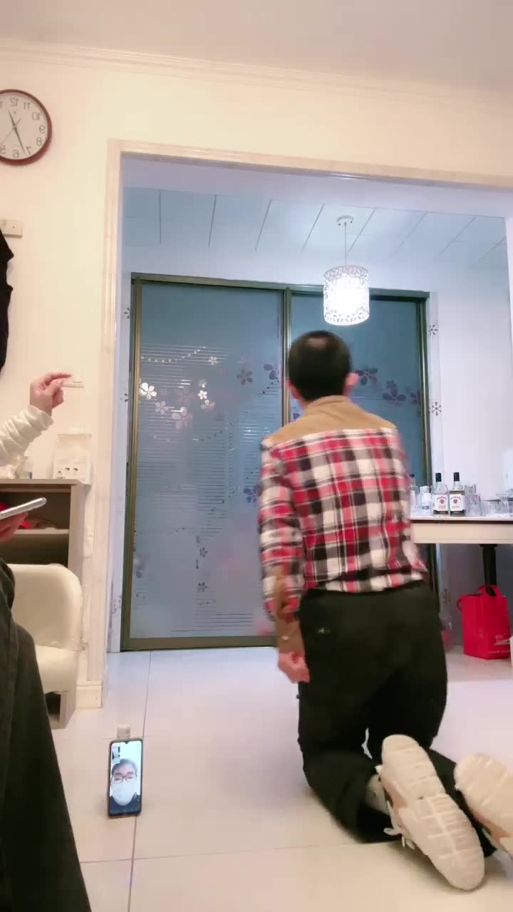 罗宾 当着老头儿的儿子的面羞辱他爹