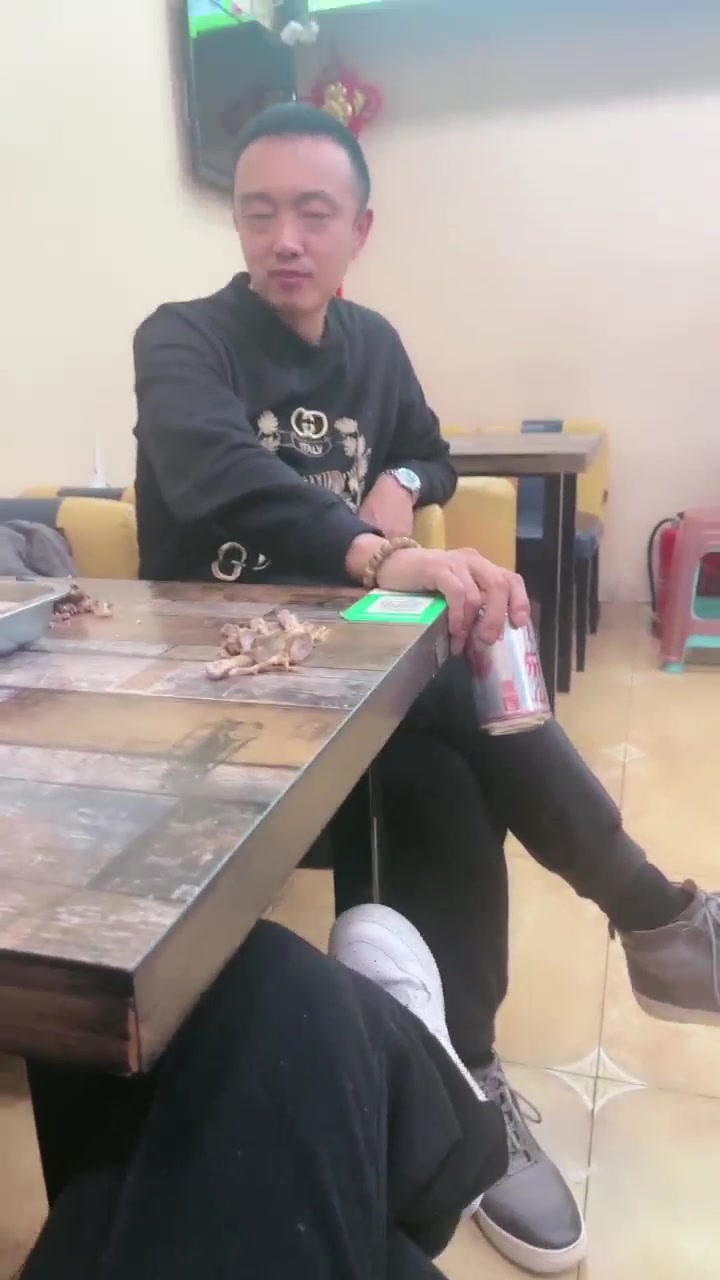 小祖宗 室外调教 让贱奴吃点好东西