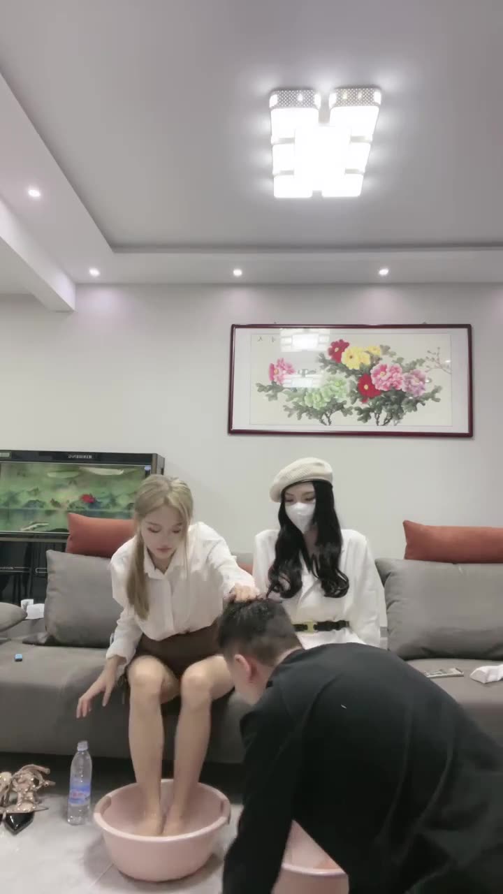 艾伦 双奴伺候双主洗脚 强制调教
