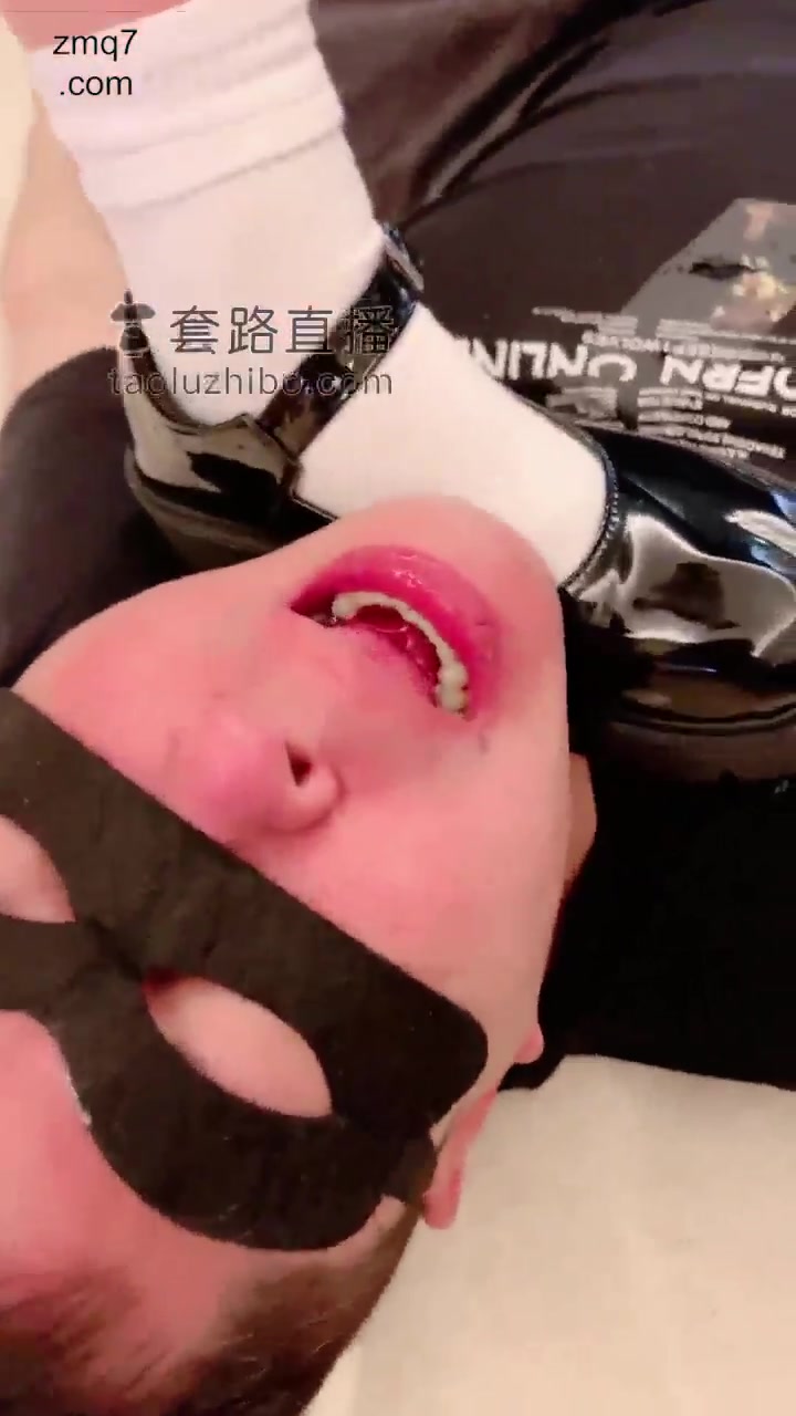 思思 Jk女高暴力踢裆 耳光 踩踏 钻跨