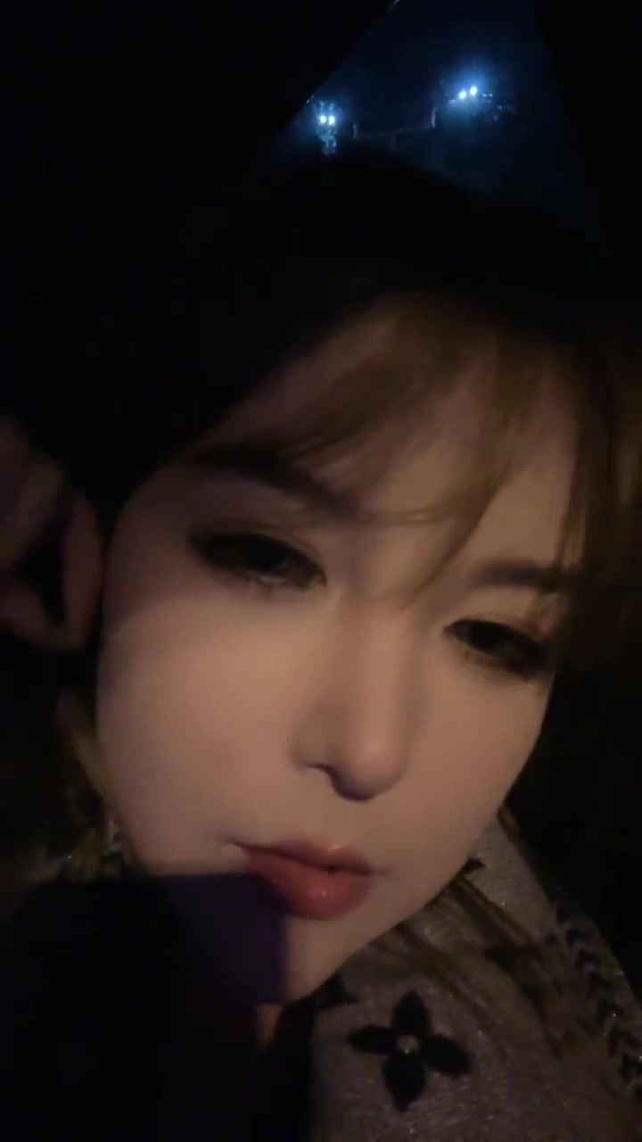 斯羽 车上玩 舔脚