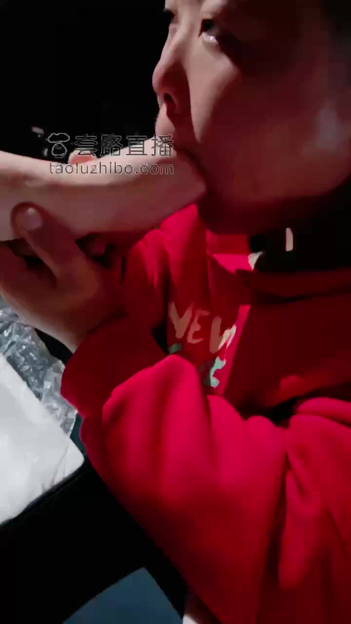 莫莉 贱货在足浴店里和足疗技师一起伺候主人