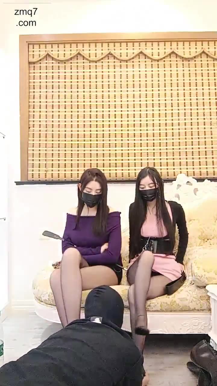 月野兔和蜜桃 上海双女王调教 舔鞋 舔脚