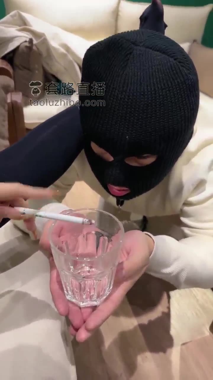 斯羽 打完球休息一会儿 脚奴来伺候