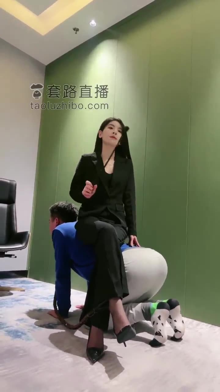 简一 办公桌牢笼 喂圣水