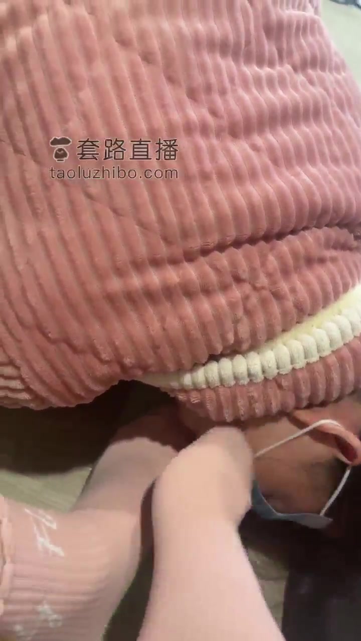 橘子没熟 素人女奴学习清理主人的脏鞋底