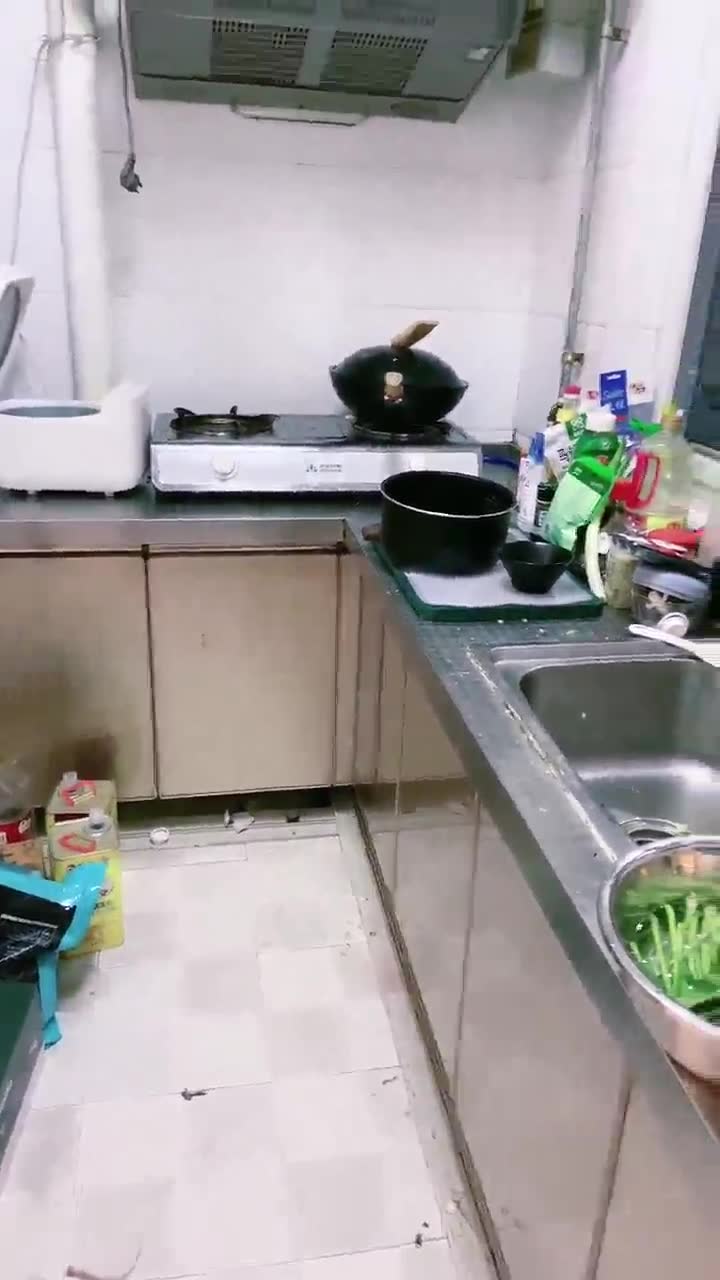 罗宾 给他老婆饭里加点料