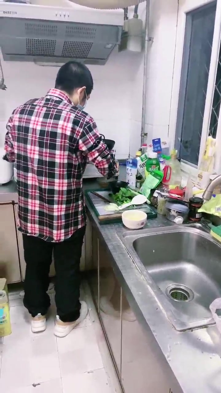 罗宾 给他老婆饭里加点料