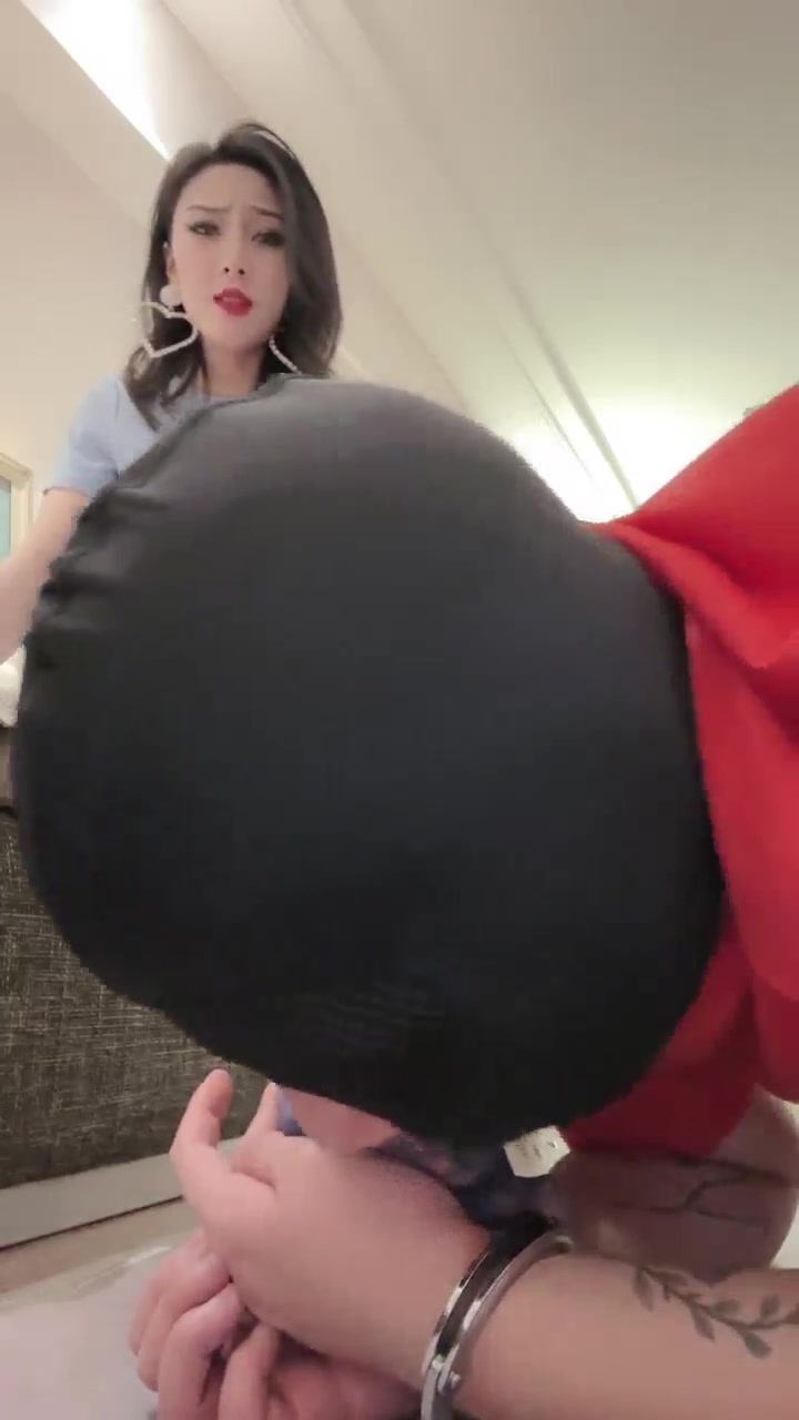 萱萱 开发一个新的脚奴