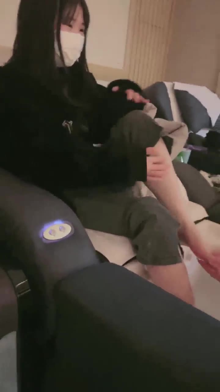 貂蝉 按摩店里点个女技师陪我玩