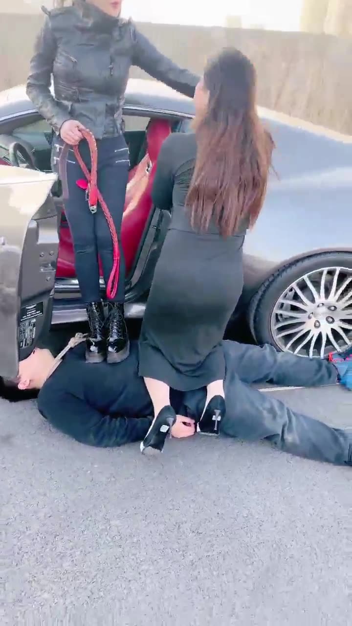 莉莉丝 户外调教 跑车与马丁靴