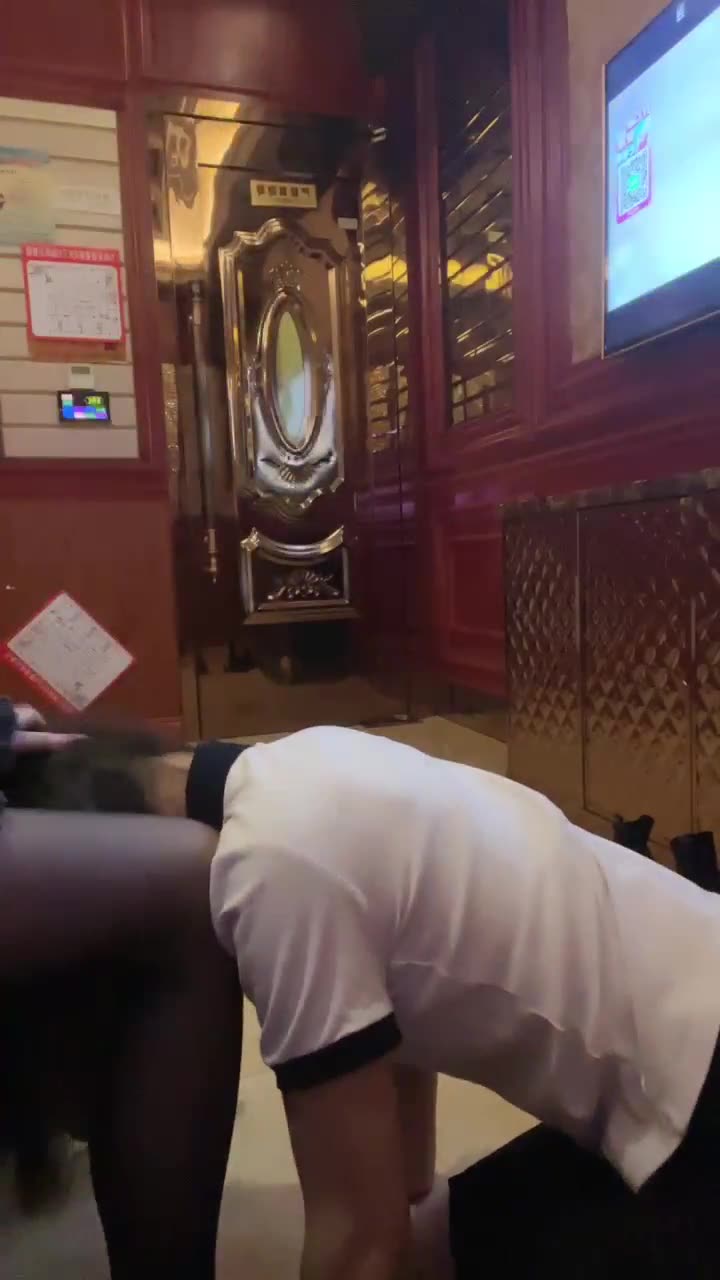 橘子没熟 砸钱让KTV小妹陪酒