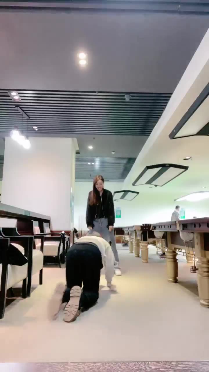 小祖宗 公开调教 好几个素人小姐姐都看见了