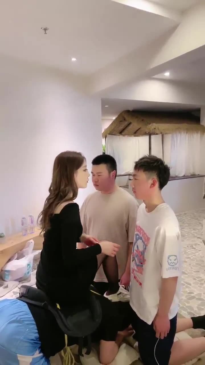 领主老大 玩两个脚奴
