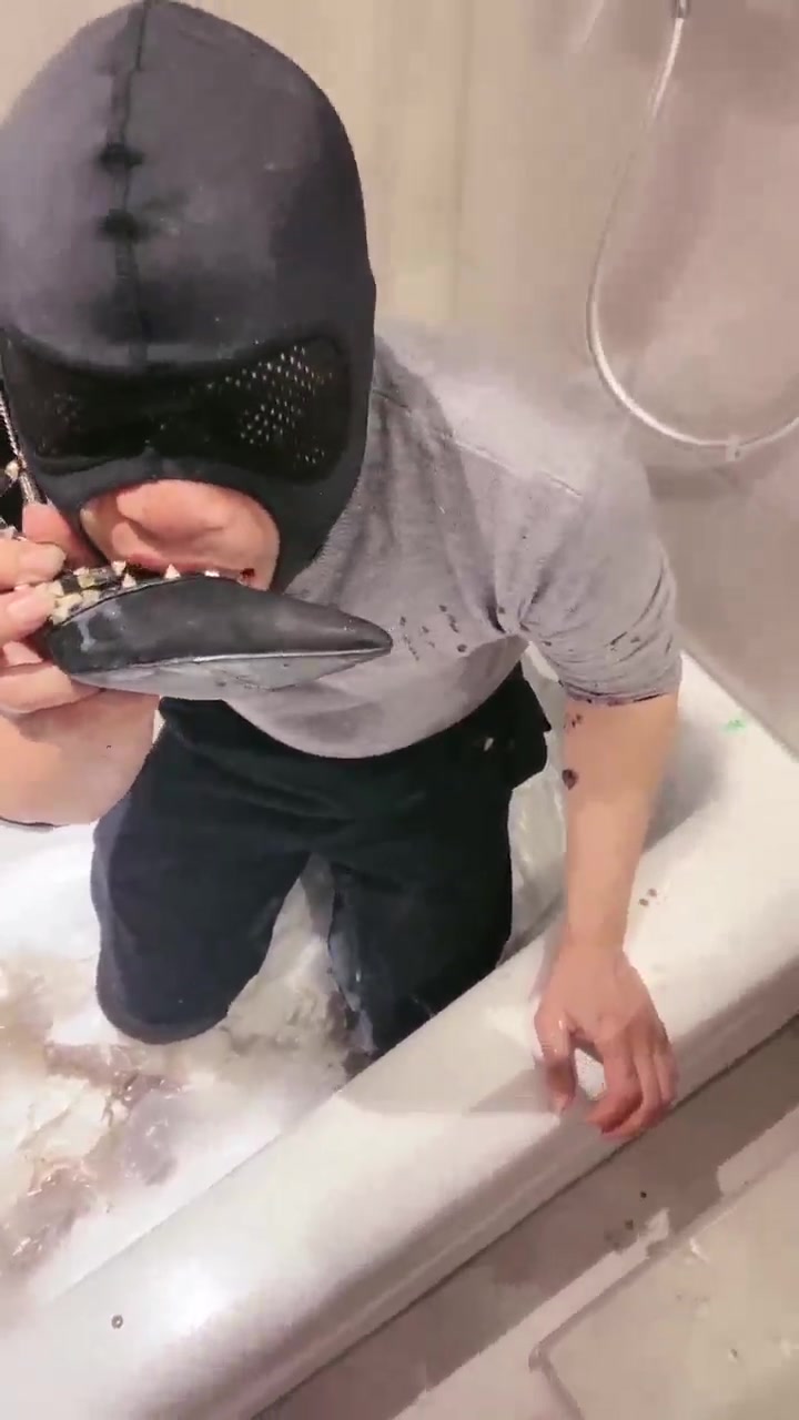 小劳拉 缸中舔食