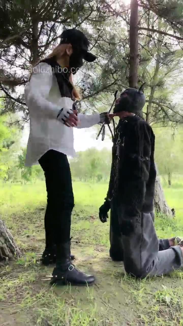 妮可 骑快散架的老毛驴去郊外散步
