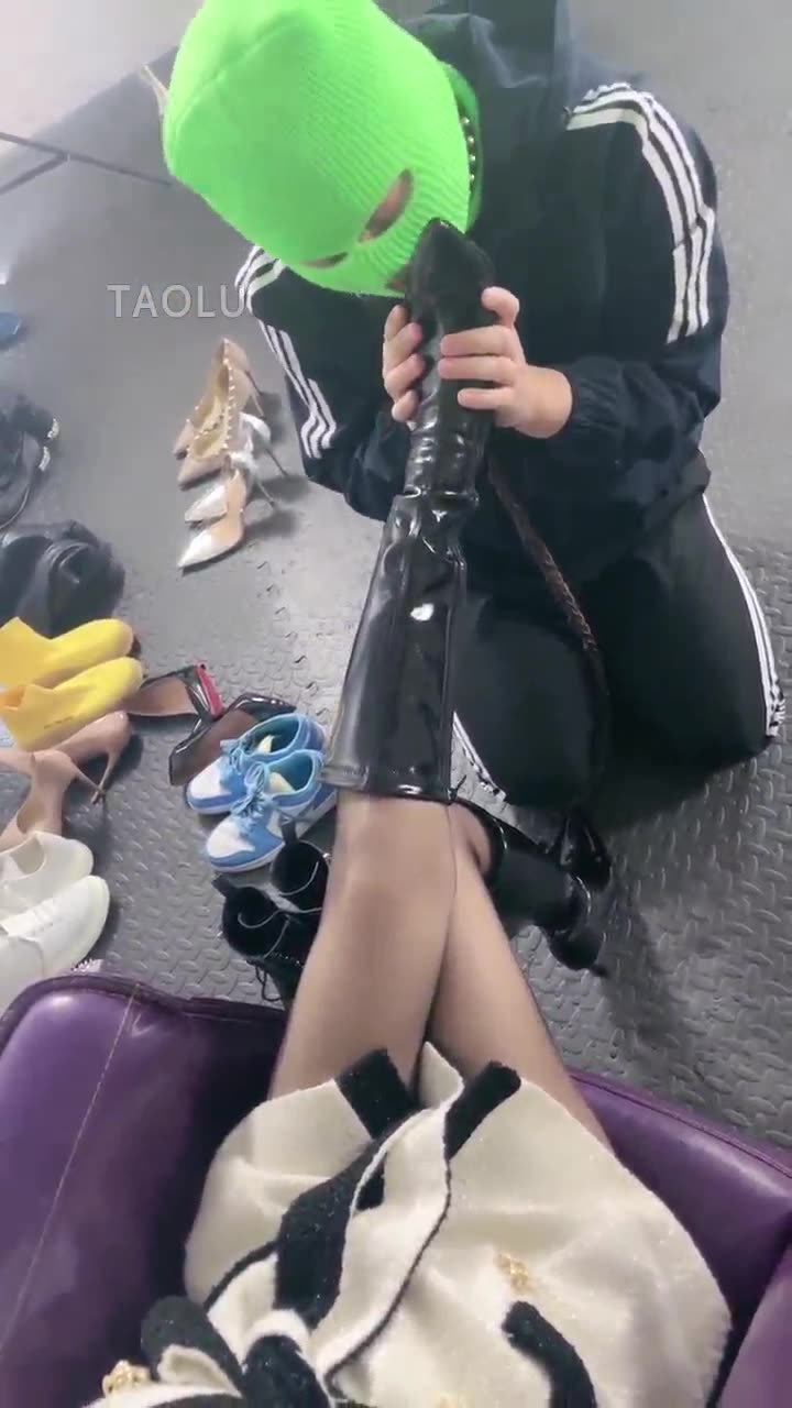 妮可 调教 高跟靴子踩踏 鞭子抽