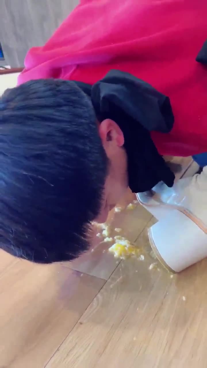 潘妮 来拜年的弟弟 竟然当了我的脚奴