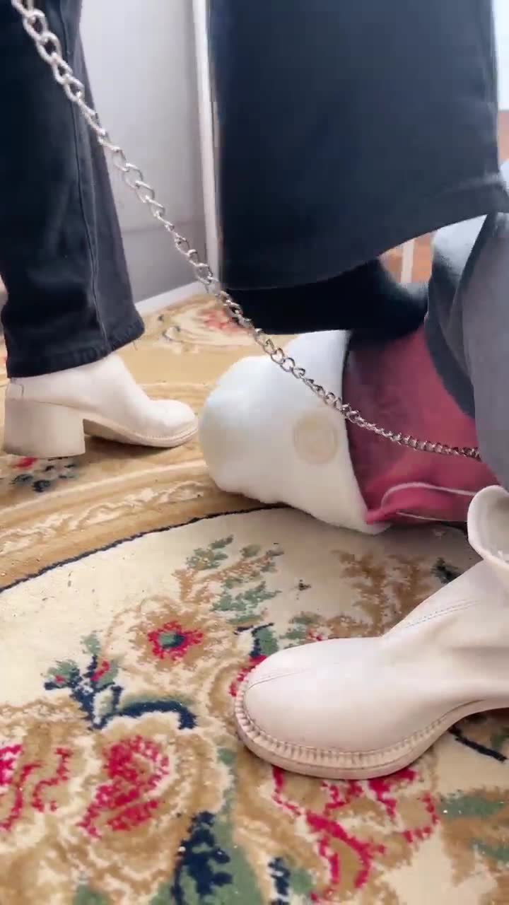 樱田妮妮 家奴的舌头清理鞋底