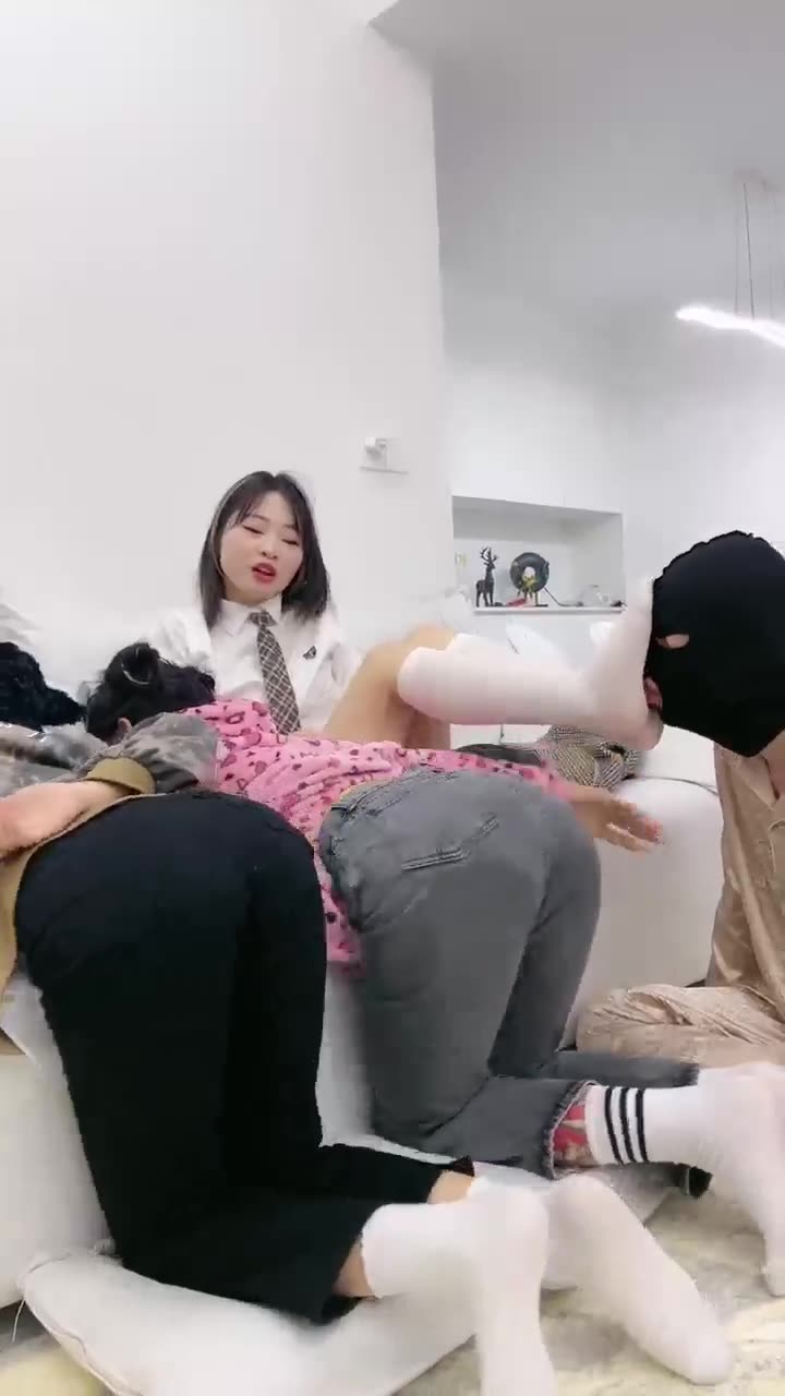 狗哥 两个乡下的表妹来调教我