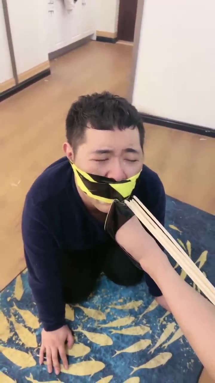明明 被女主人调教做好脚奴