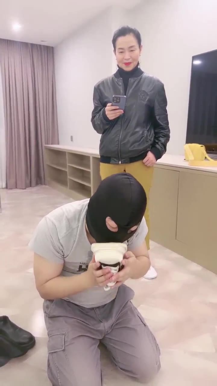 赵丽颖 母女调教2 舔鞋 吃烟灰