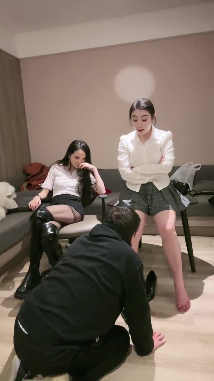 司青宁 正在被主任X他的闺蜜突然出现