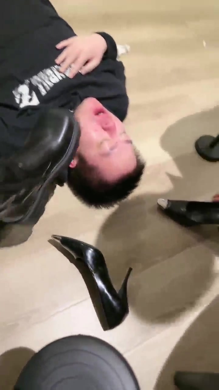 司青宁 正在被主任X他的闺蜜突然出现