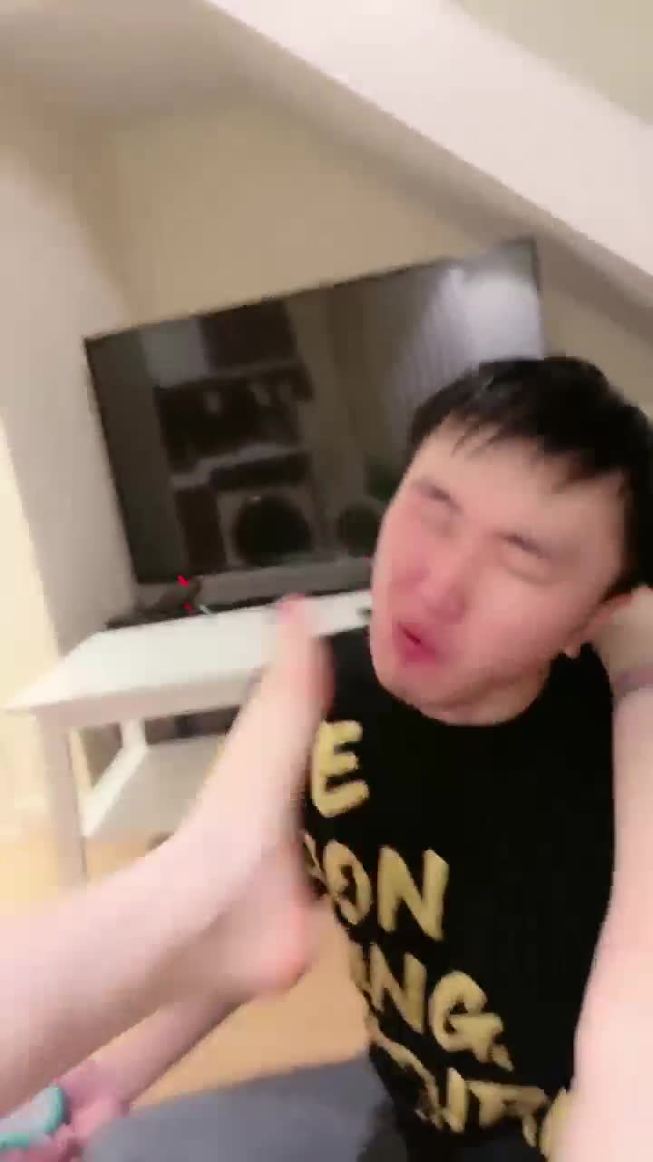 领主老大 脚奴伺候着
