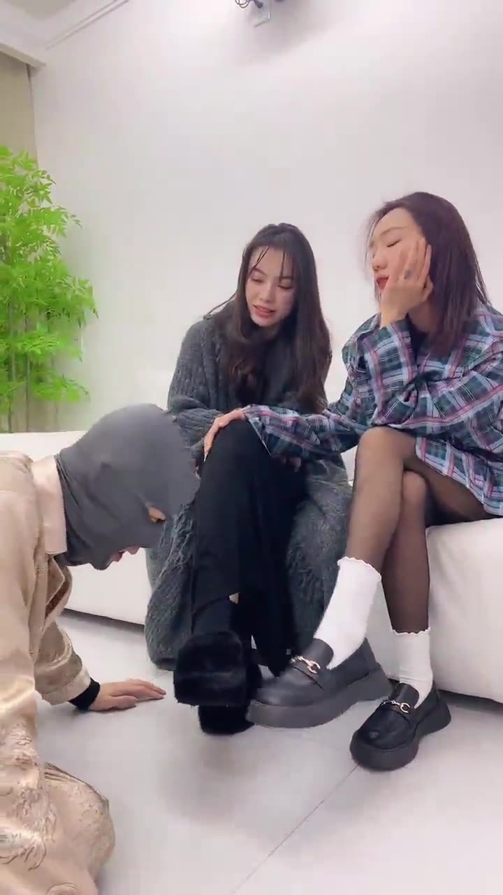 术术 开发素人闺蜜成为女王
