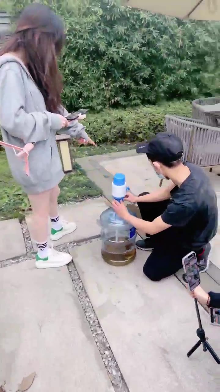 维因和维妮和梦二 室外调教 踢踹 圣水浇灌