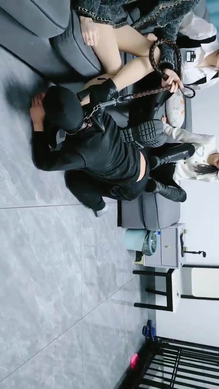 橙玥 三个女王同时调教