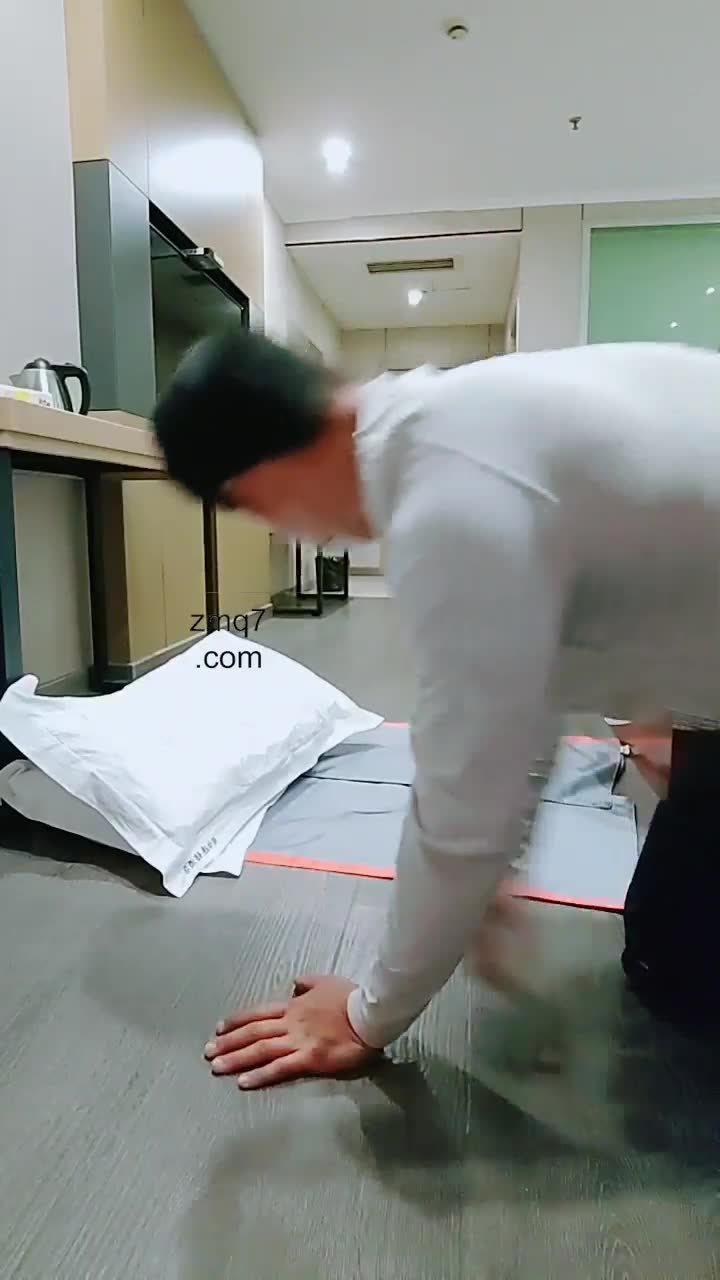 黑狗 靴子跺脸