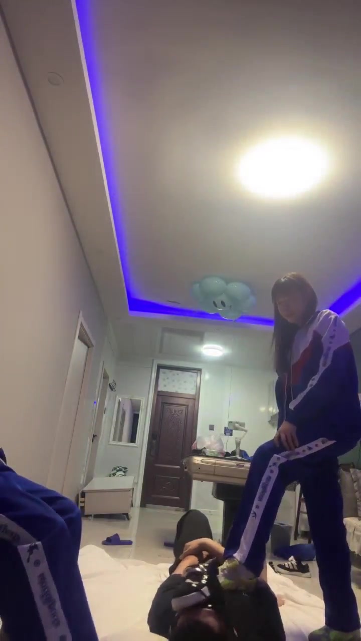 与精神小妹的那些事 四姐妹 钉子鞋暴踹贱货